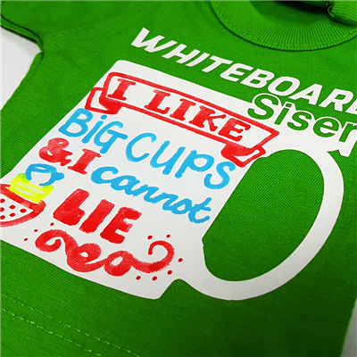 Folia Whiteboard aplicata pe tricou si scrisa cu o creta colorata