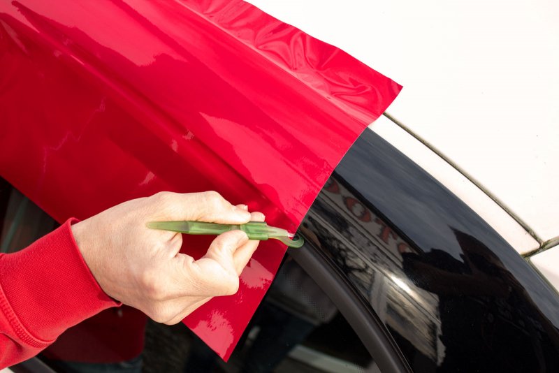 Wrap Defender in actiune: taierea foliei in jurul geamurilor auto, direct pe masina